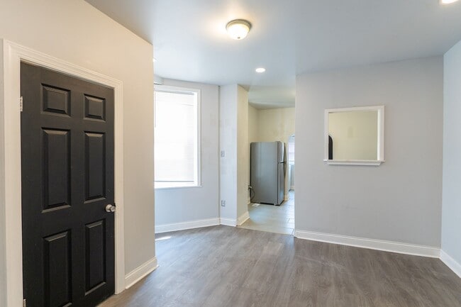 Building Photo - Newly rehabbed 3 bedroom 1.5 bath unit