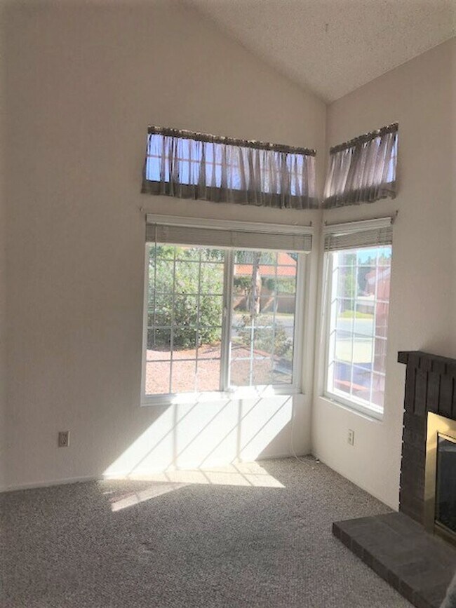 Building Photo - **Beautiful Lake Elsinore 3 Bdrm 2.5 Baths...