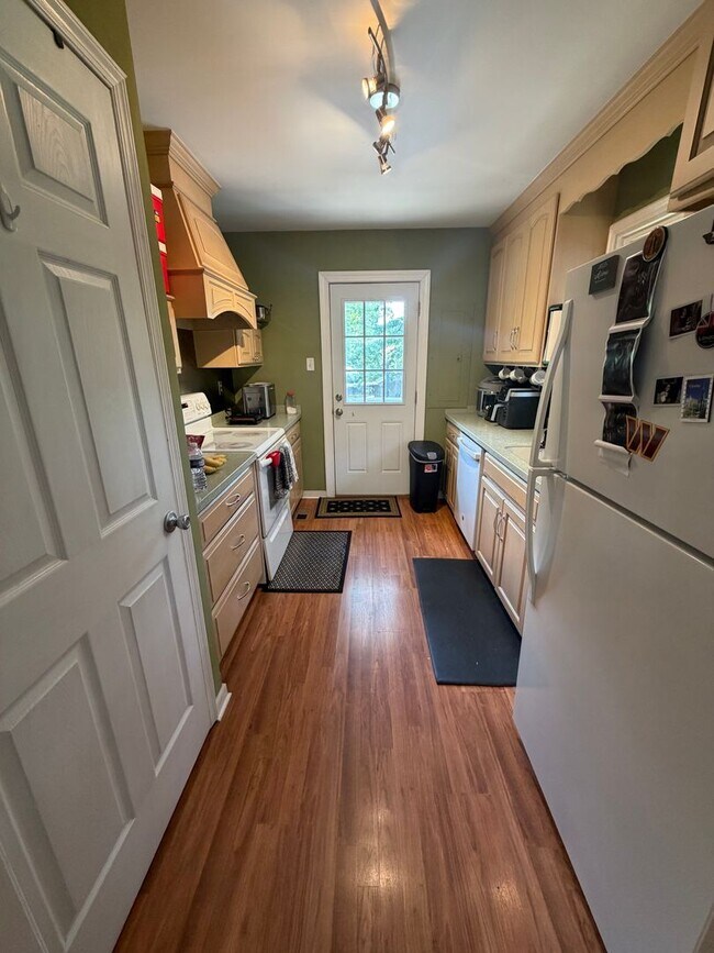 Building Photo - Charming 2 Bedroom Home with Spacious Yard in Henrico!