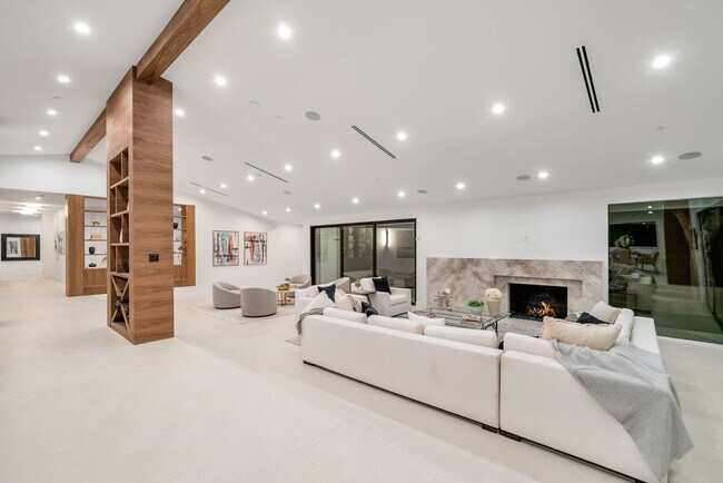 Building Photo - 16110 Clear Oak Dr