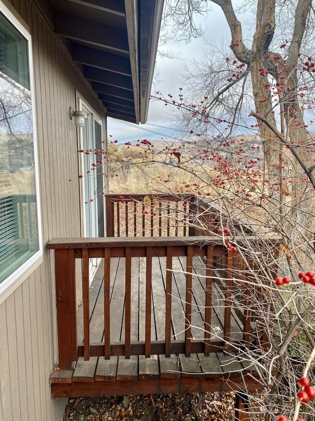 Building Photo - Hard to find 1 bdrm, 1 bath w/ garage!  1.7 miles from Sky Lakes Medical Center and Oregon Tech!