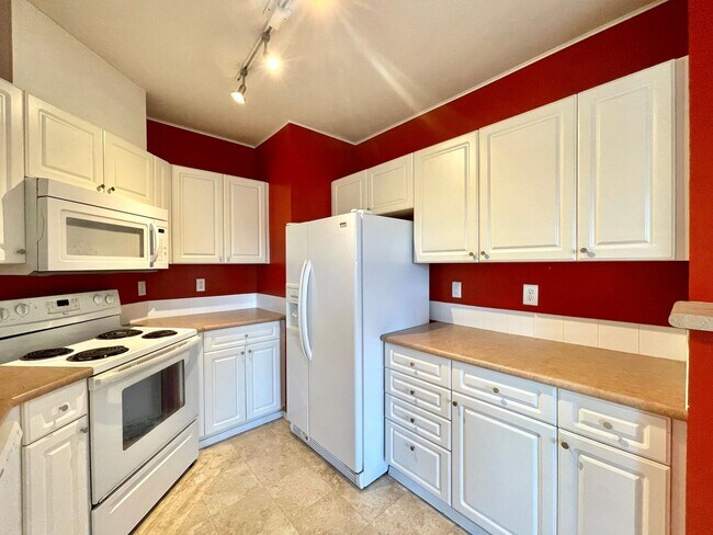 Building Photo - Spacious Top-Floor 3-Bedroom Condo