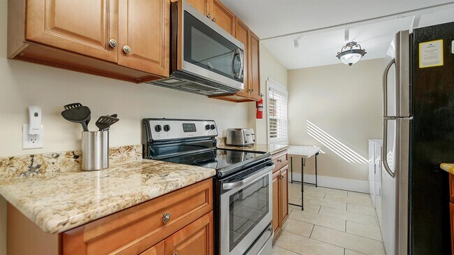 Building Photo - 14 Sanchez Ave