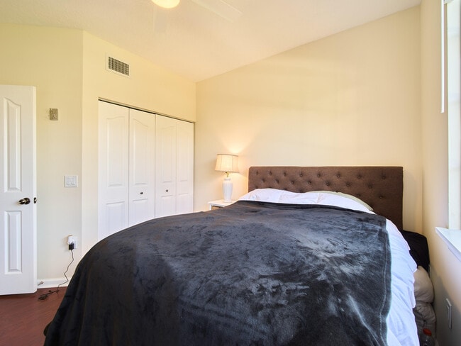 Building Photo - 9112 Myrtlewood Cir W