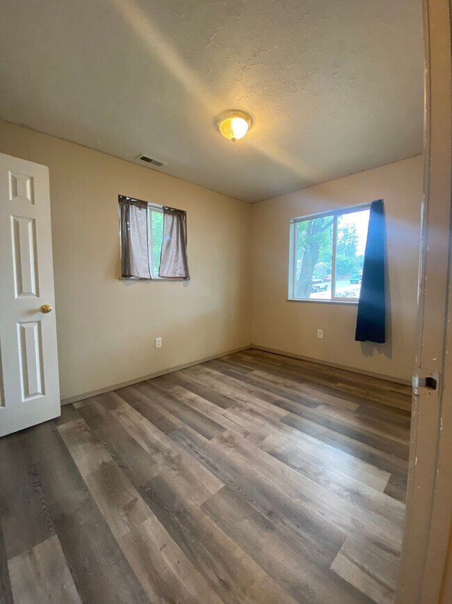 Building Photo - Upper unit-3 bed /2 bath triplex Cheney