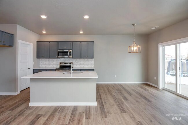 Building Photo - 336 S Calf Crk Ave