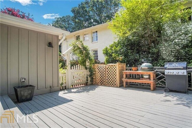Building Photo - 1042 Northcliffe Dr NW