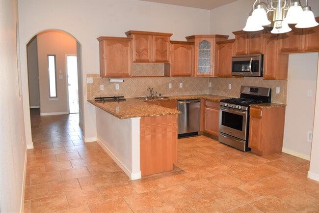 Building Photo - 14350 N Cave Dr