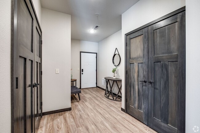 Building Photo - 1609 Doman Dr
