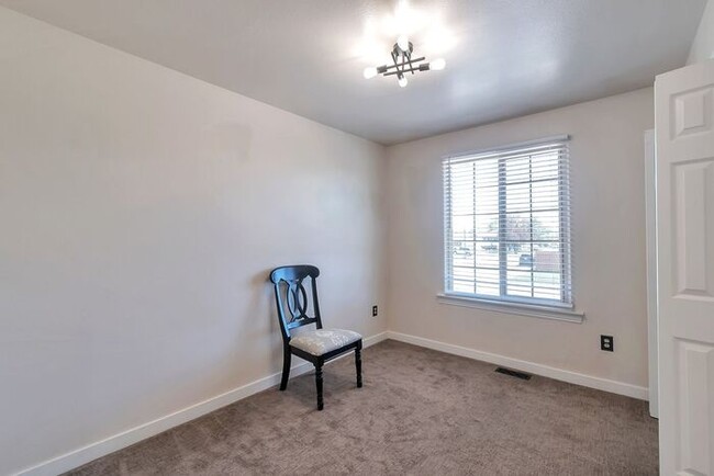 Building Photo - Awesome 4 Bedroom Home in Orem w 2 car garage