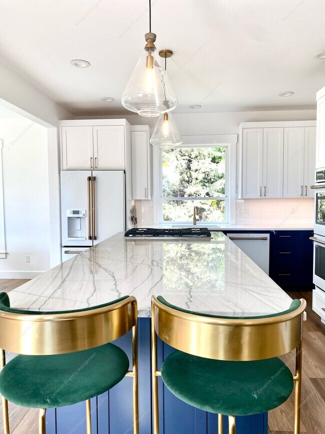 Building Photo - Elegant Awbrey Butte Home | Unfurnished | ...