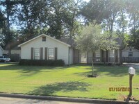 Building Photo - Columbia County charmer!