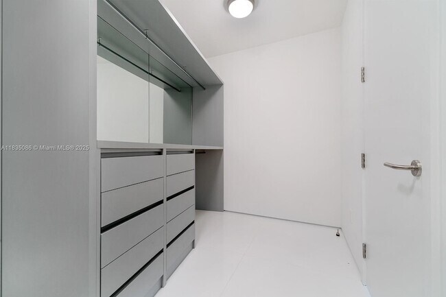 Building Photo - 18555 Collins Ave