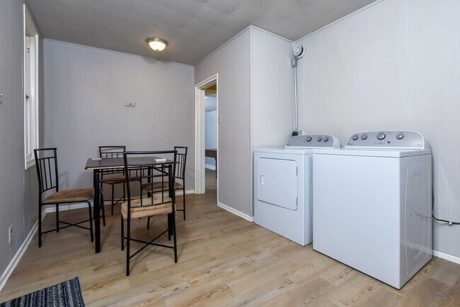 Building Photo - 4 bedroom in South Side