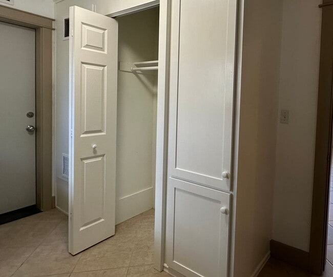 Building Photo - Furnished Studio READY NOW! electricity included!