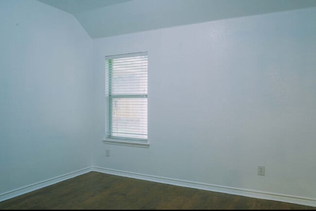 Building Photo - 614 Valencia Dr