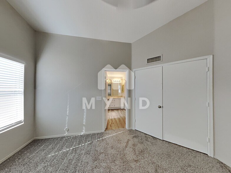 Building Photo - 8027 W Laurel Ln