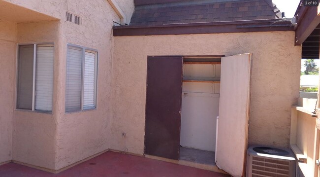 Building Photo - 2 bedroom, 1.5 bath townhome with 2 parkin...