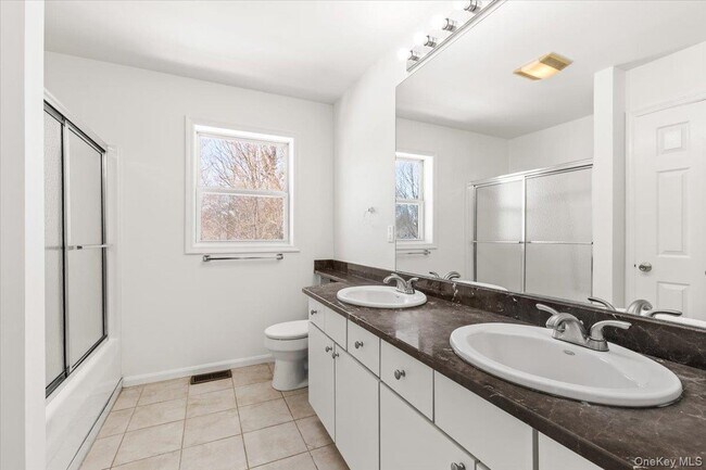 Building Photo - 44 Greenvale Cir