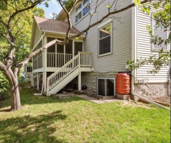 Building Photo - Spacious 3BR 2Bath Townhome in the desirable Seward Neighborhood!