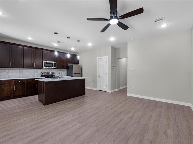 Building Photo - 5201 Kenilwood Dr