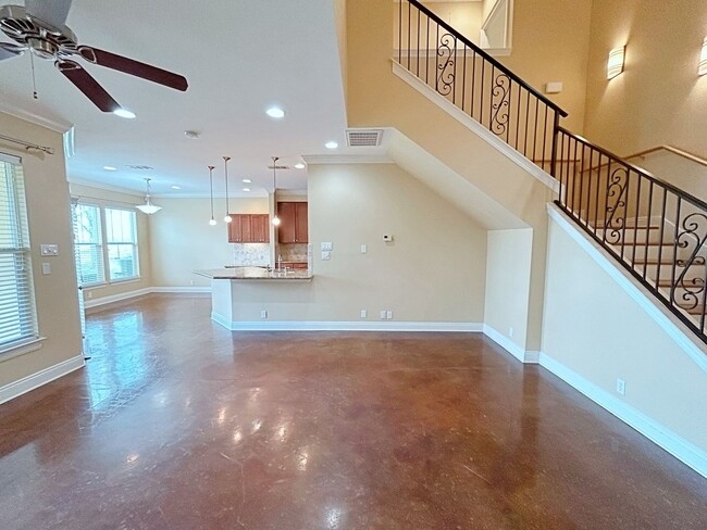 Building Photo - 3 Bedroom Townhouse in Gated Community off...