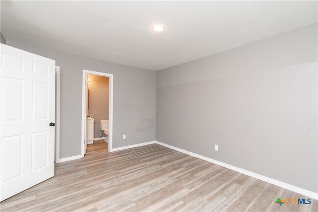 Building Photo - 501 Root Ave