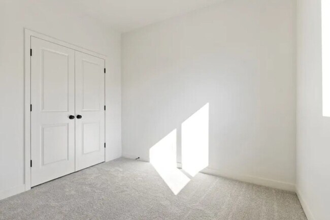 Building Photo - Beautiful 3 Bed 2.5 Bath in Highland!!