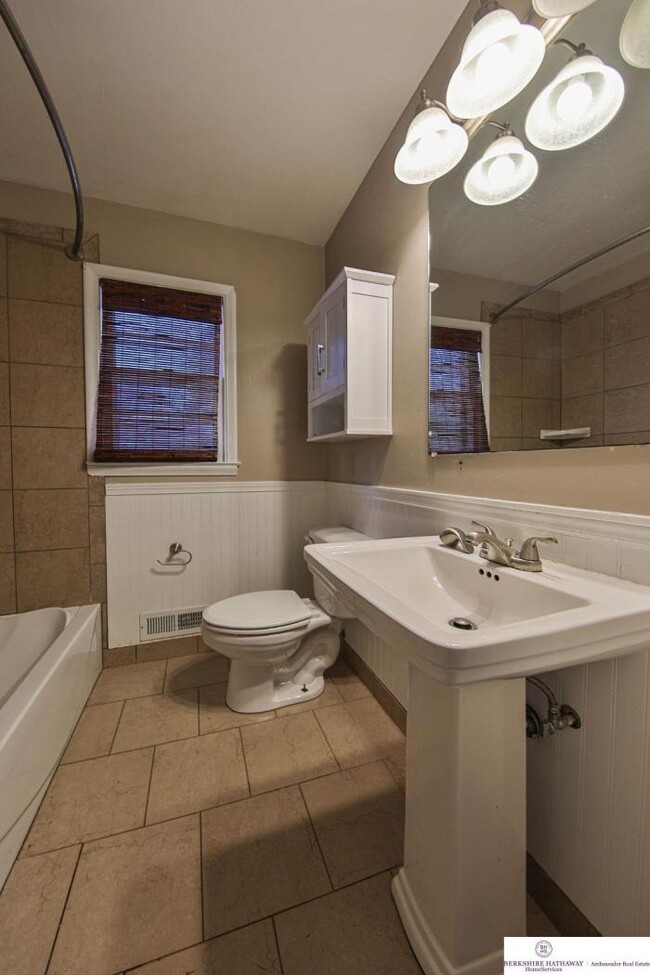 Building Photo - 3 bedroom in Omaha NE 68114