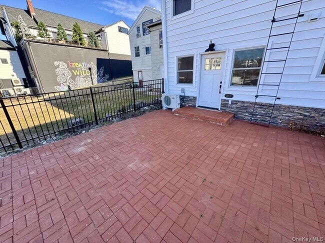 Building Photo - 126 E Main St