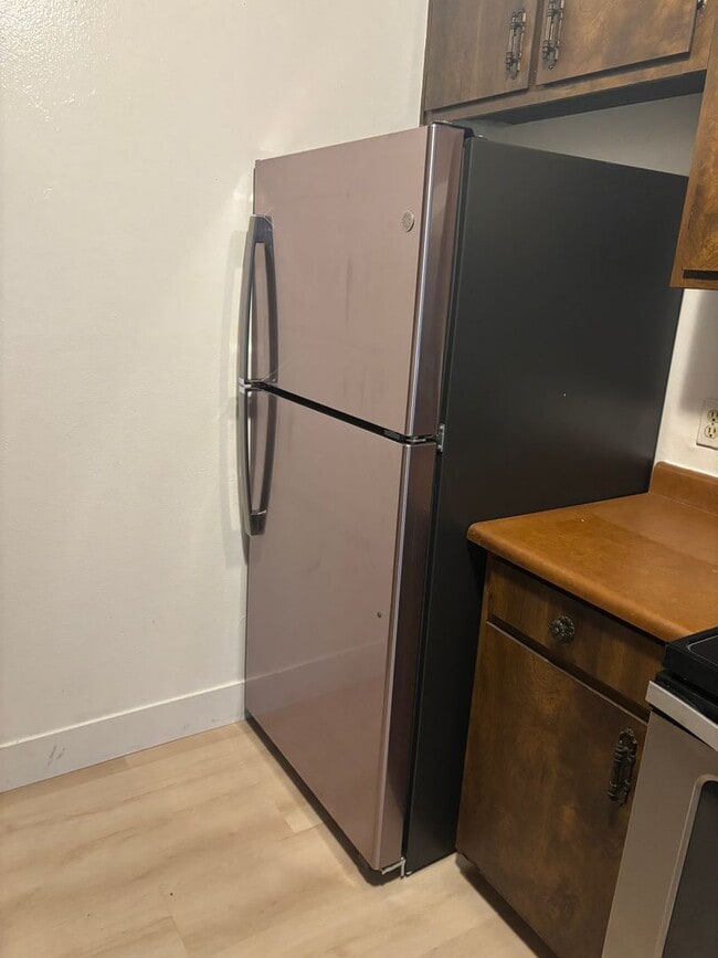 Building Photo - 1221 N Peach Ave