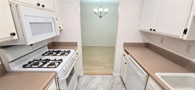 Building Photo - 630 W Dryden St