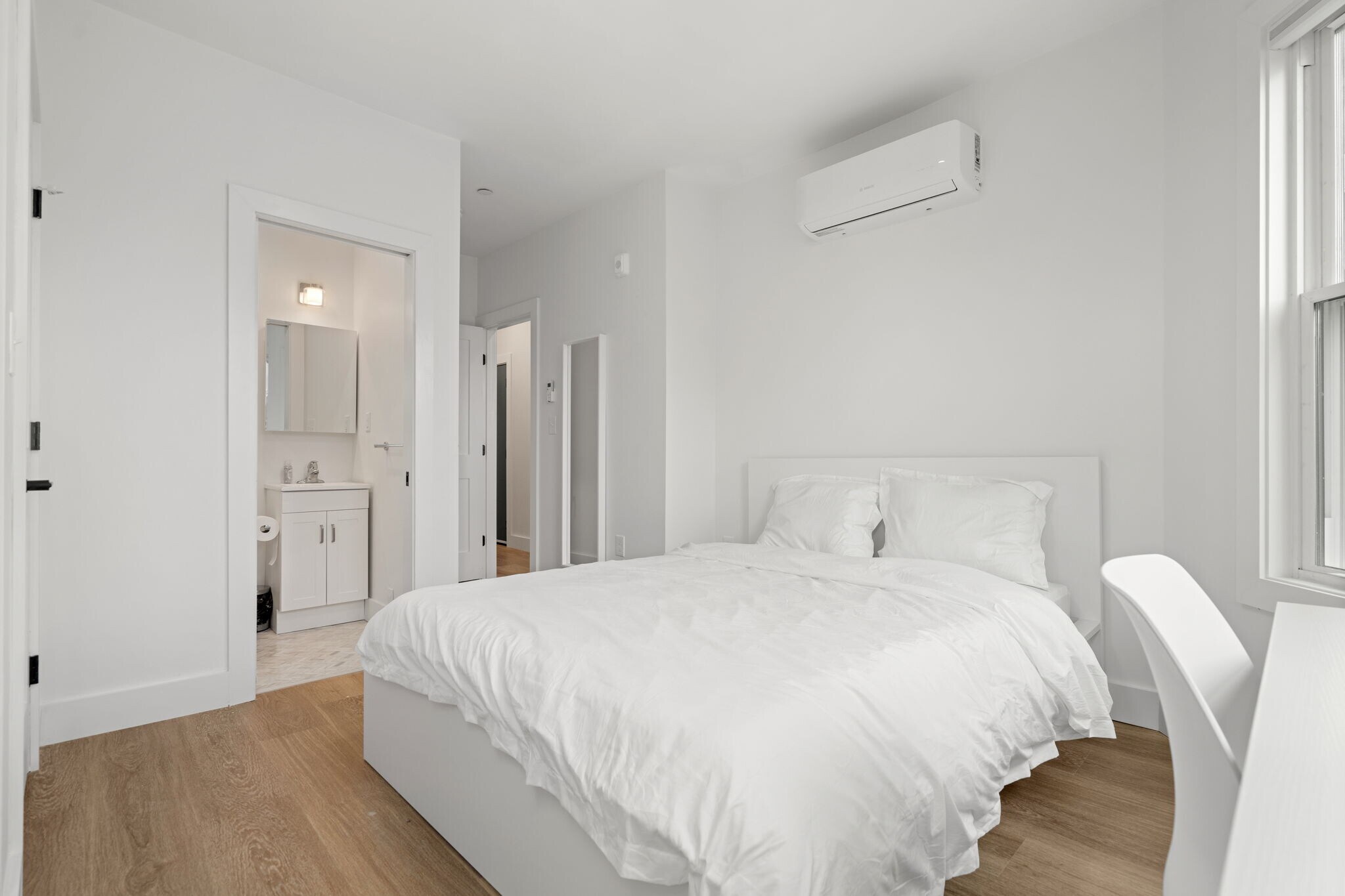 Building Photo - 621 E 8th St