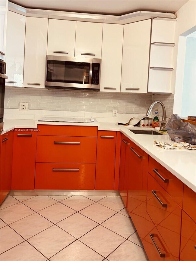 Building Photo - 1817 S Ocean Dr