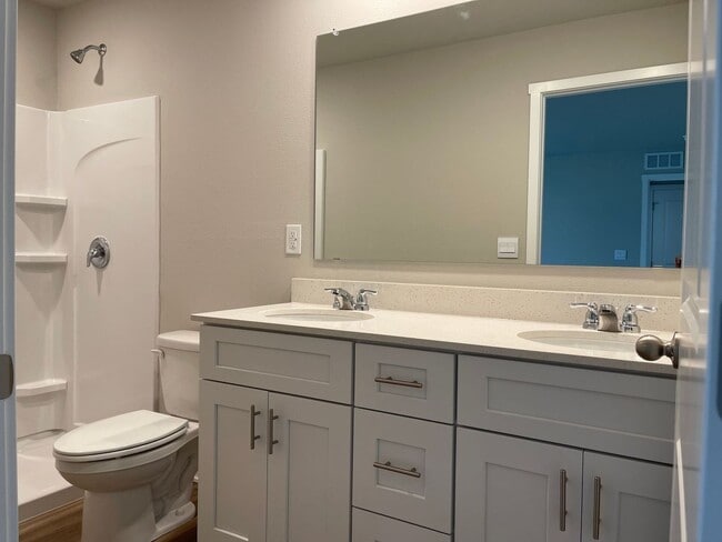 Building Photo - Beautiful 3 bed, 2 bath townhome $2200