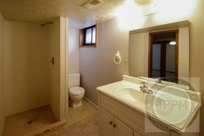 Building Photo - Spacious 4bd/2Ba Home
