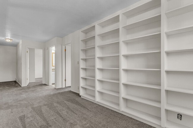 Building Photo - Prime Park Meadows Home