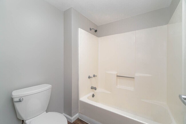 Building Photo - Spacious Dream Apartment — Right Where You...