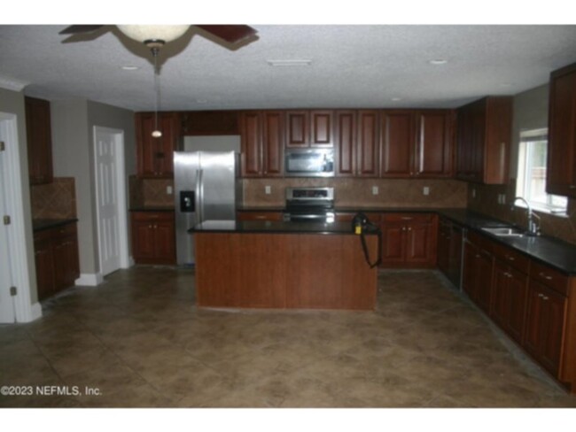 Building Photo - Beautiful, spacious 5/3 home