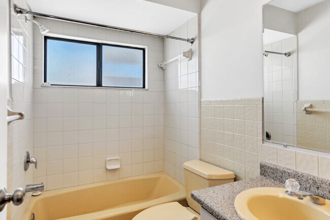 Building Photo - 208 Hopkins St