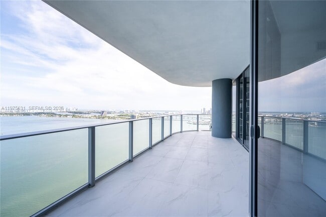 Building Photo - 700 NE 24th St