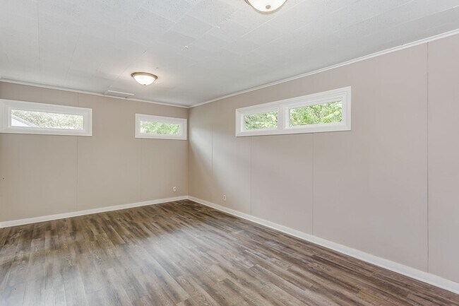 Building Photo - Three Bed for March move in!