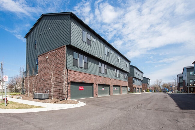 Building Photo - 2150 Park Dr