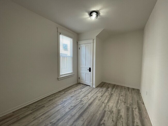 Building Photo - Remodeled Eastside Lower Duplex 4 Bed/1 Bath