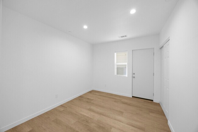 Building Photo - 308 N Catalina Ave