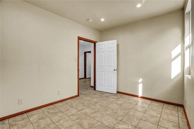 Building Photo - 313 N Hicks Ave