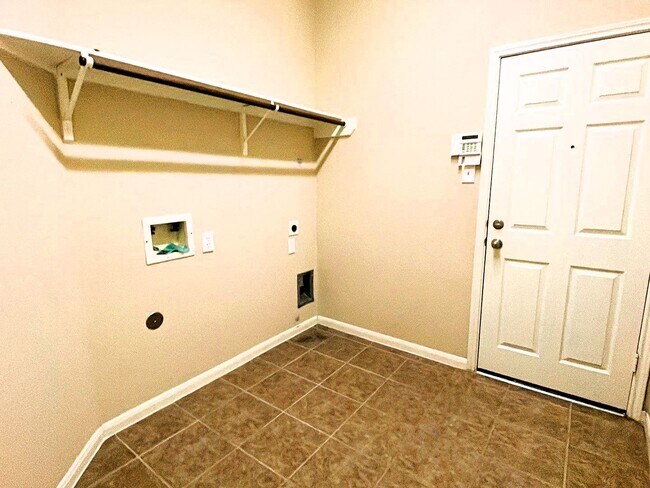 Building Photo - 1014 Spring Lakes Haven