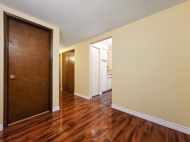 Building Photo - Charming Rambler with Abundant Natural Lig...