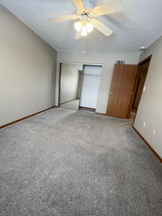 Building Photo - Spacious End Unit 2 Bed/1 Bath Townhome!