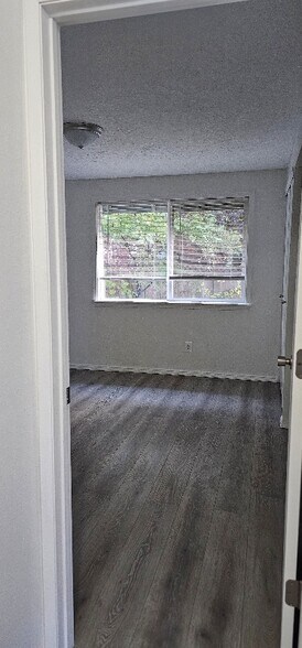 Building Photo - 930 NW Chelsea Ct